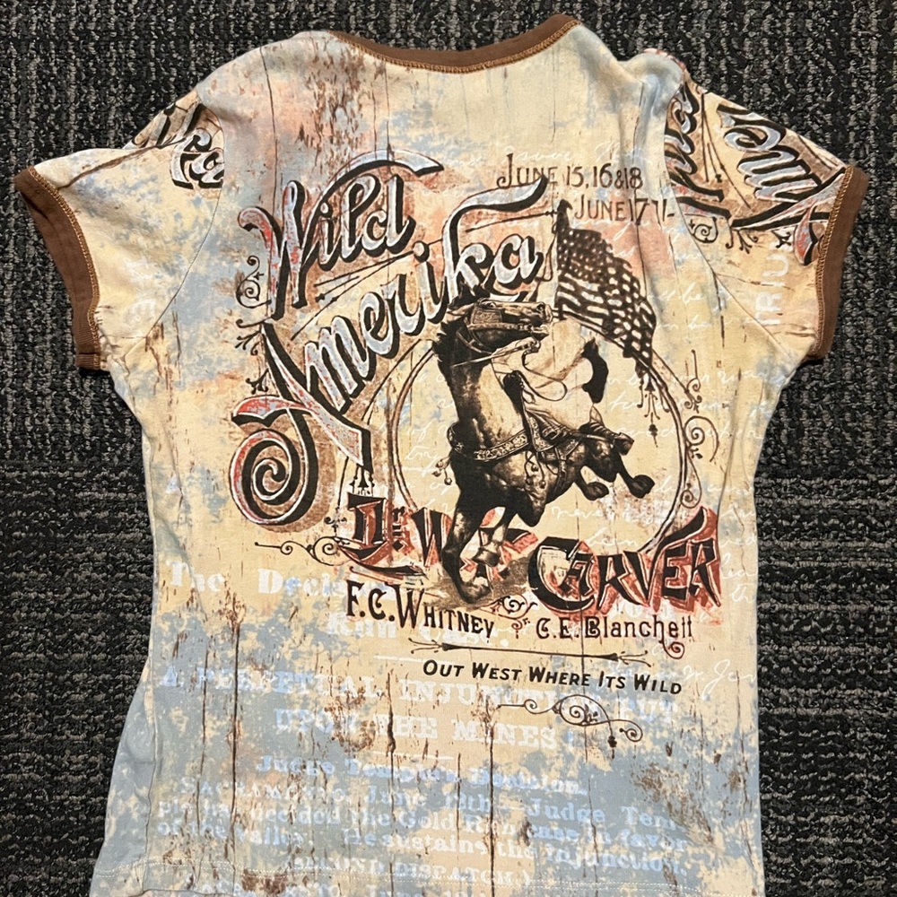 Graphic tees - Picture 3 of 8